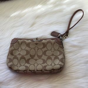 COACH SIGNATURE WRISTLET